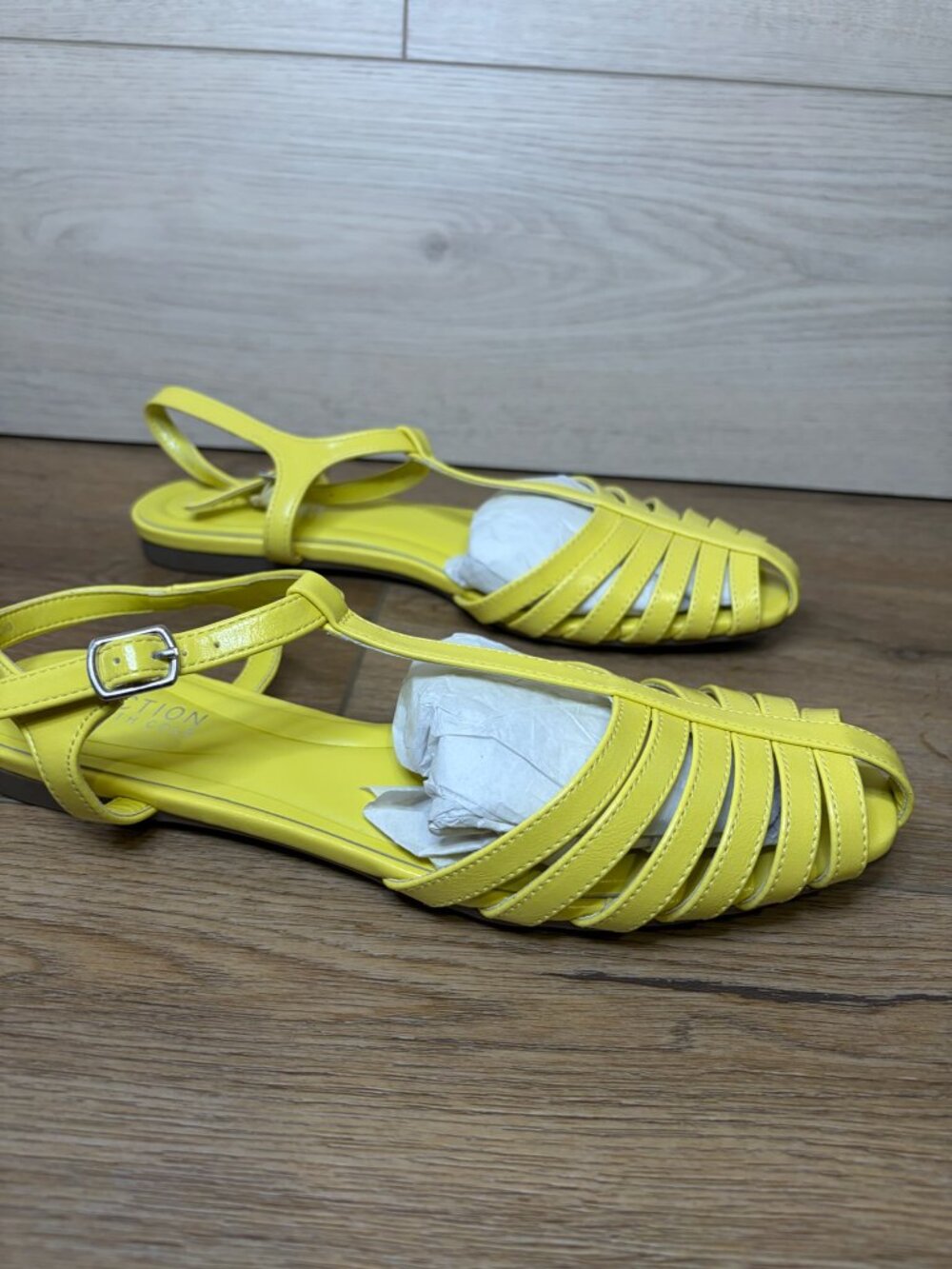Kenneth Cole Reaction Moreno Pear Yellow Strappy Flat Sandals 7.5M NWT